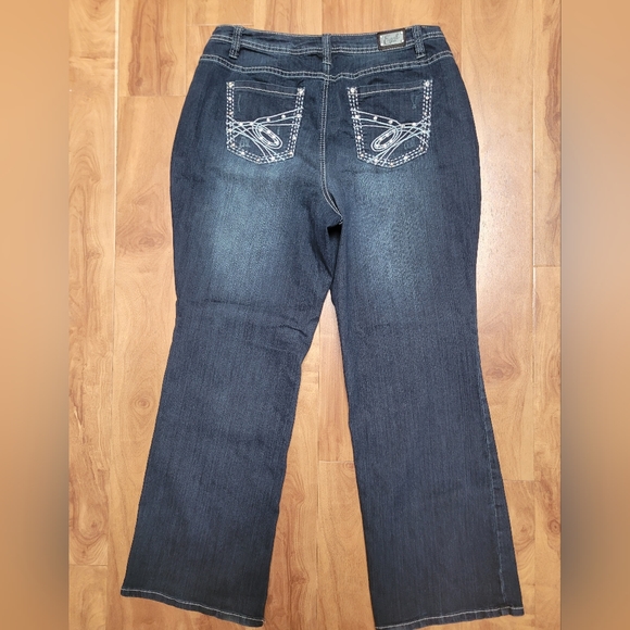 Plus size Jeans - Picture 2 of 3